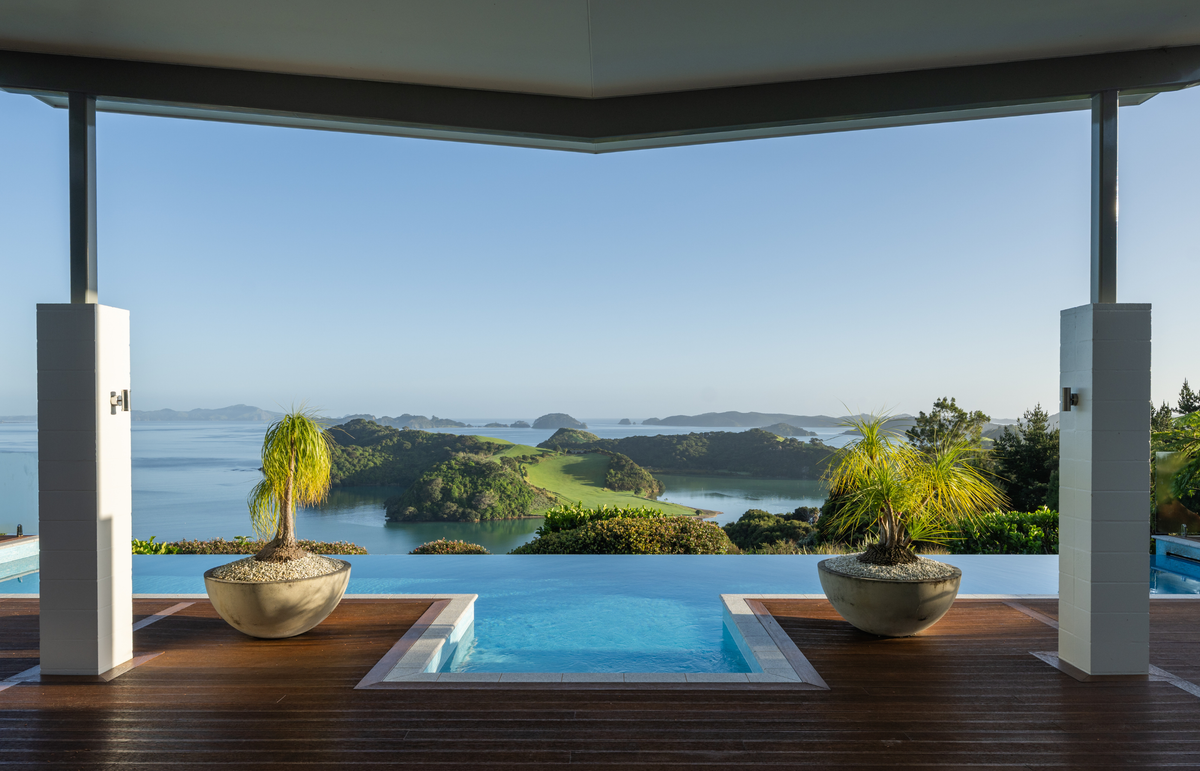 Tarāpunga Villa infinity pool overlooking the Bay of Islands